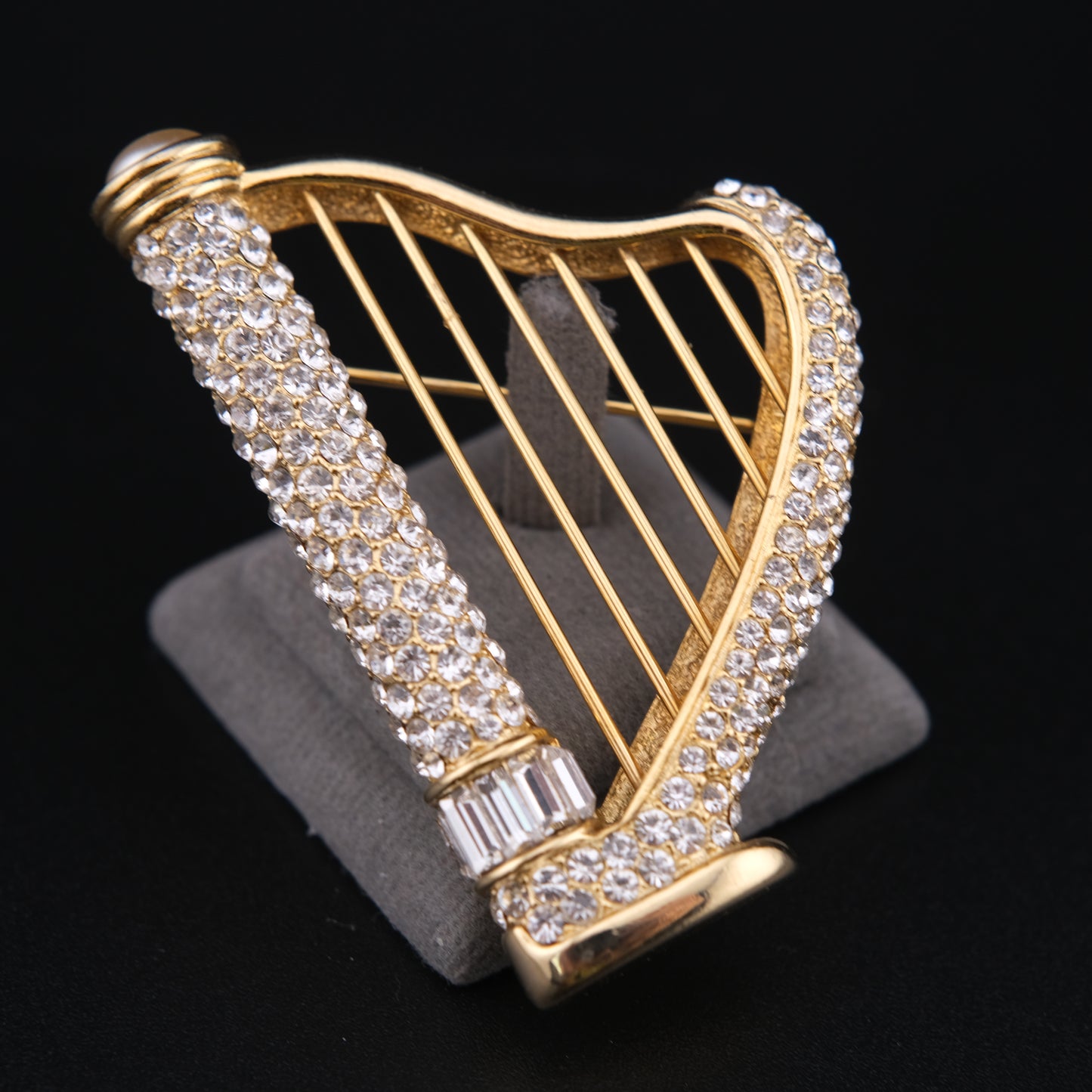 ❤️ Vintage Gold Tone Rhinestone Harp Brooch with Faux Pearl Accent