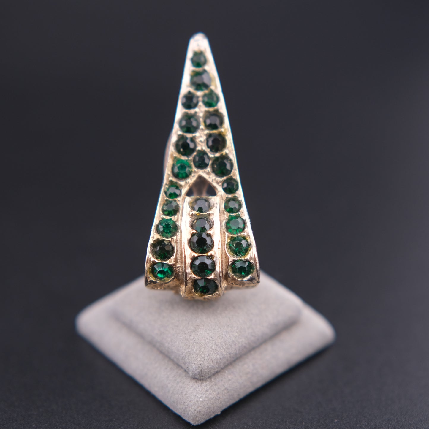 ❤️ Vintage H. Pomerantz NY Green Rhinestone Scarf Clip Silver Tone Triangular Wrap Scarf Ring 2”