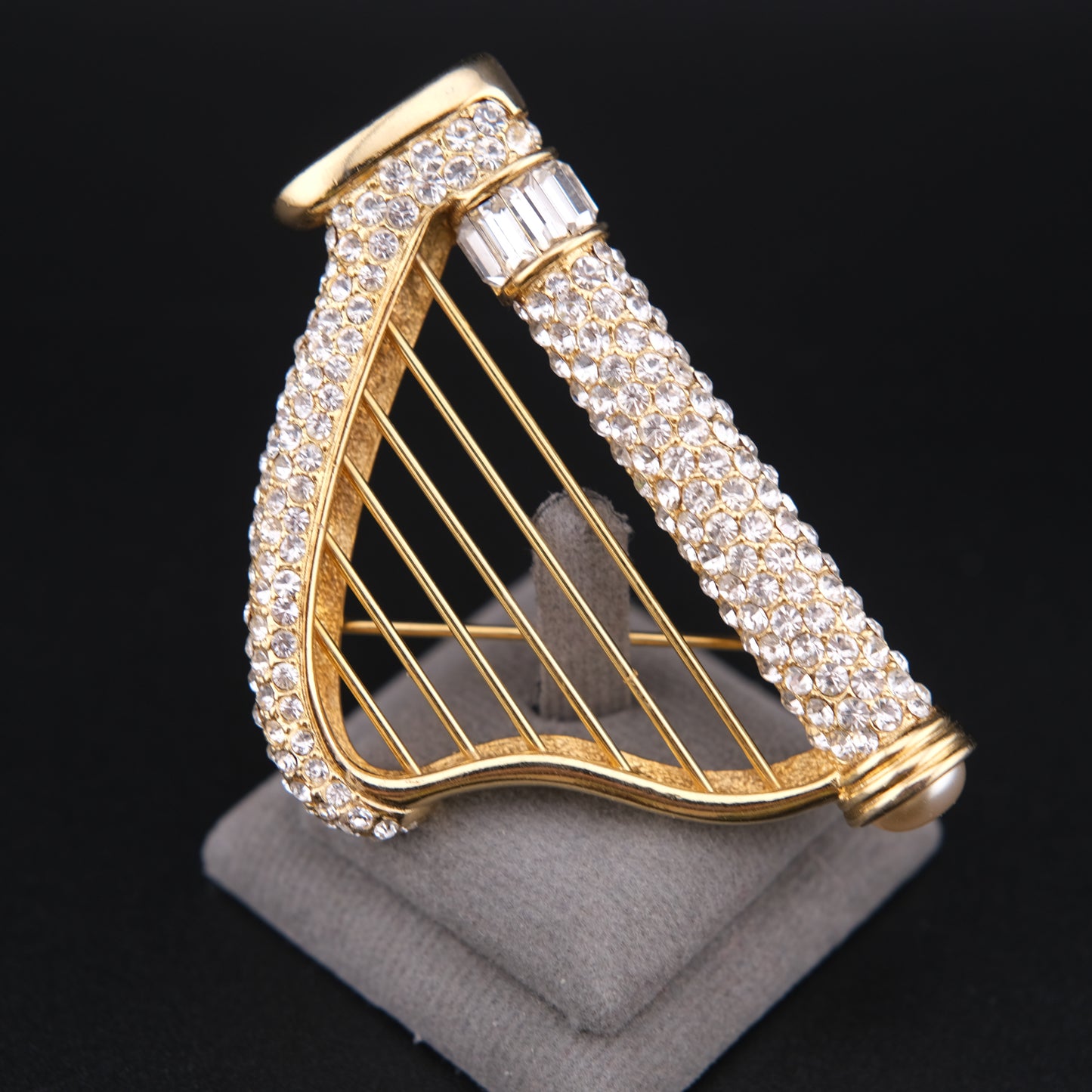 ❤️ Vintage Gold Tone Rhinestone Harp Brooch with Faux Pearl Accent