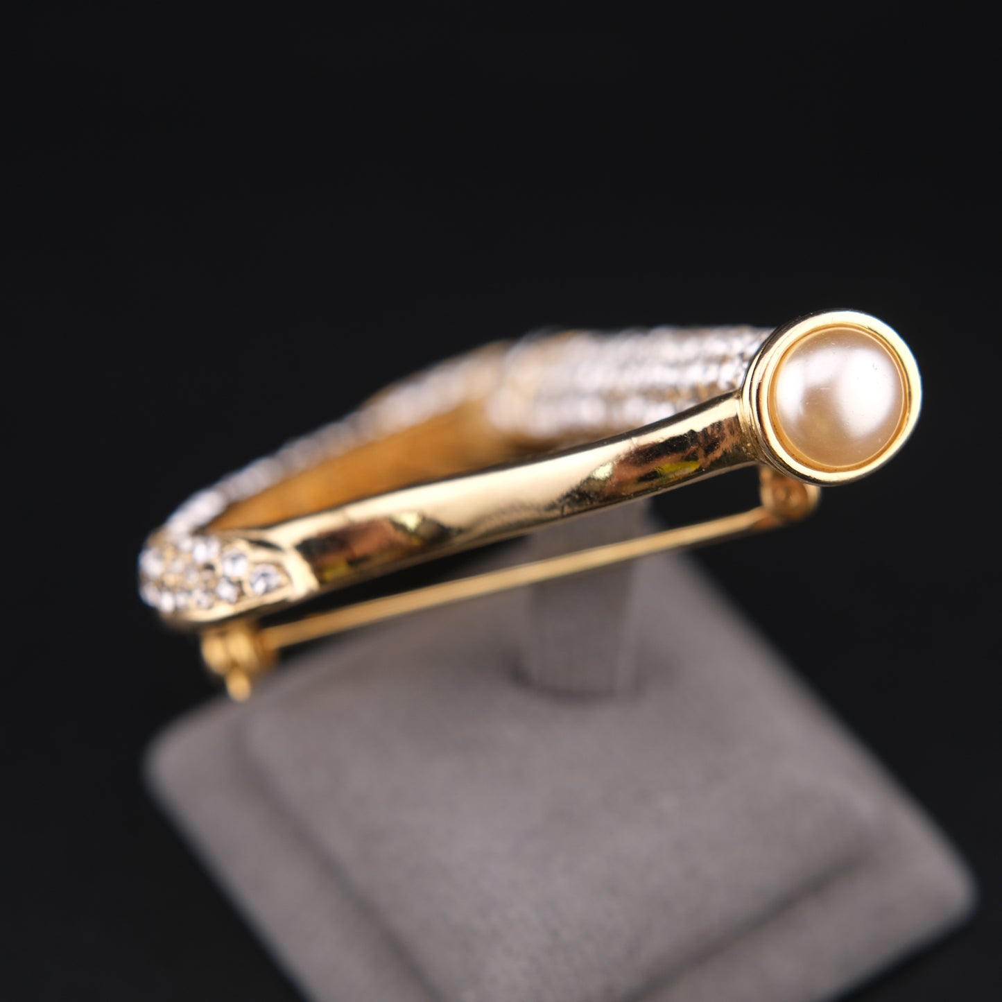 ❤️ Vintage Gold Tone Rhinestone Harp Brooch with Faux Pearl Accent