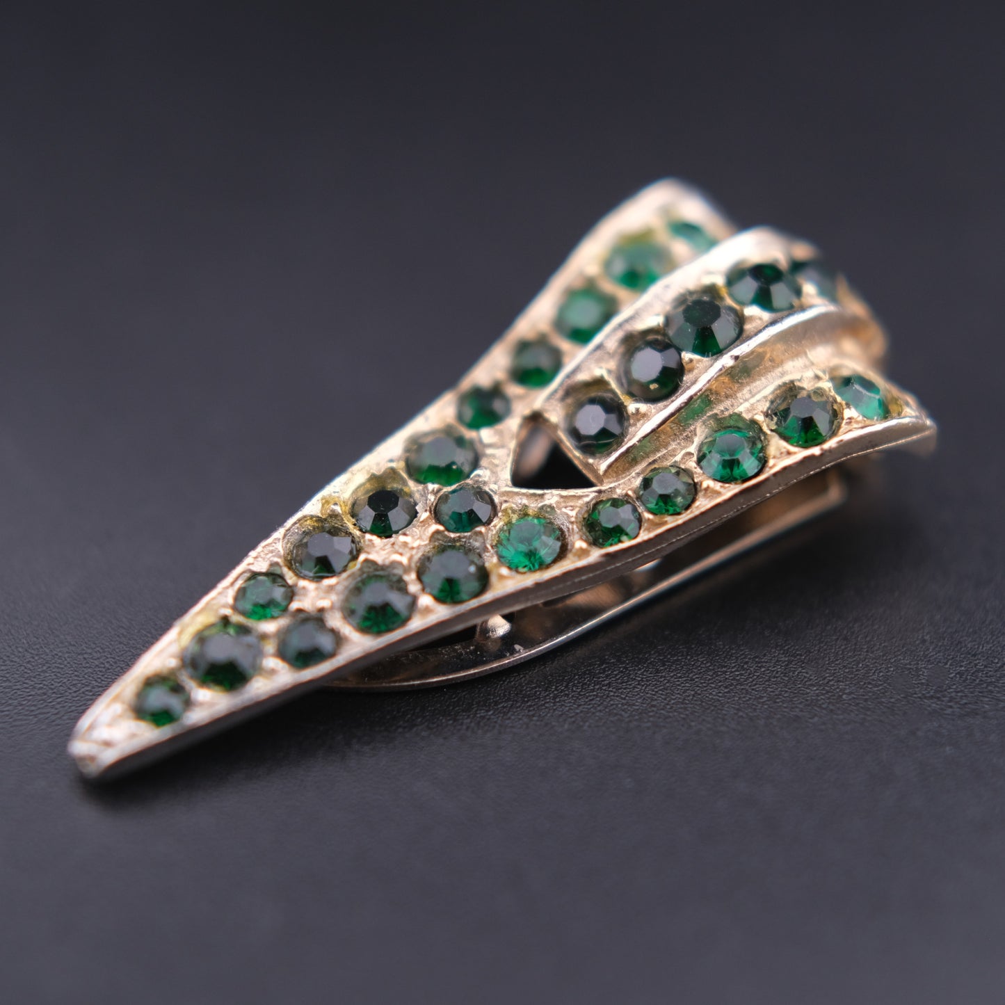 ❤️ Vintage H. Pomerantz NY Green Rhinestone Scarf Clip Silver Tone Triangular Wrap Scarf Ring 2”