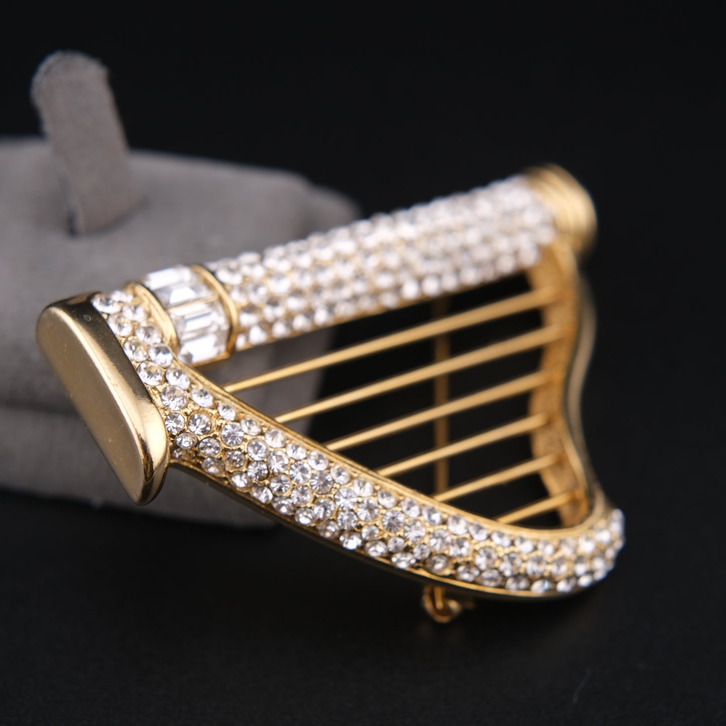 ❤️ Vintage Gold Tone Rhinestone Harp Brooch with Faux Pearl Accent