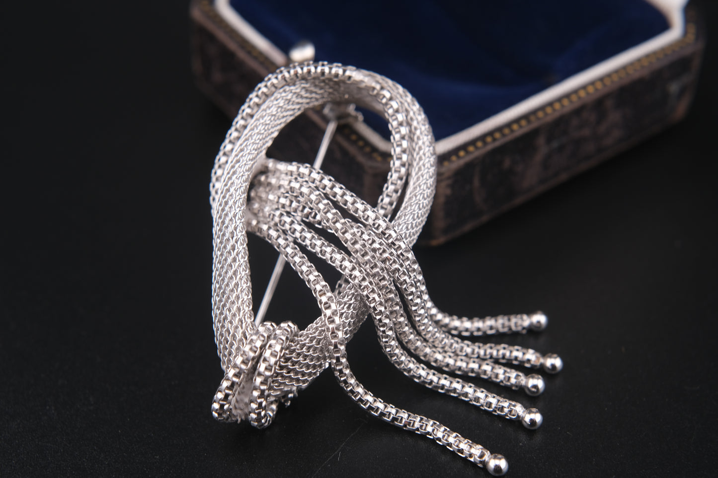 ❤️ Vintage Chanter Silver-Tone Mesh Knot Brooch with Tassels