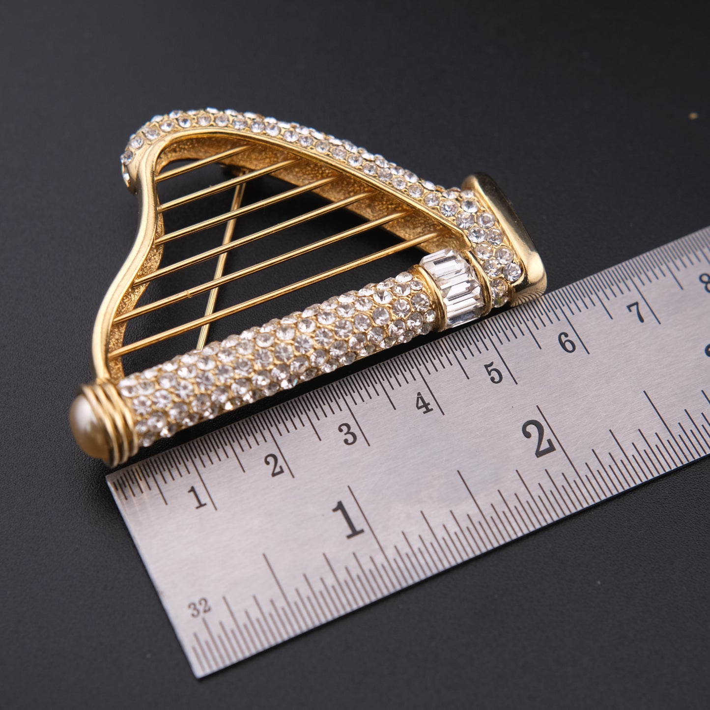 ❤️ Vintage Gold Tone Rhinestone Harp Brooch with Faux Pearl Accent