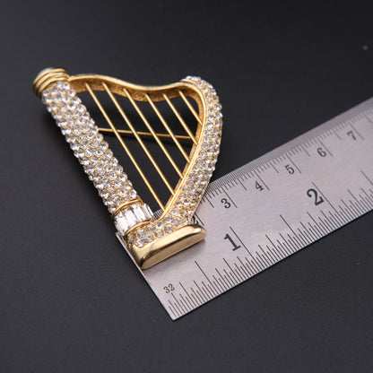 ❤️ Vintage Gold Tone Rhinestone Harp Brooch with Faux Pearl Accent