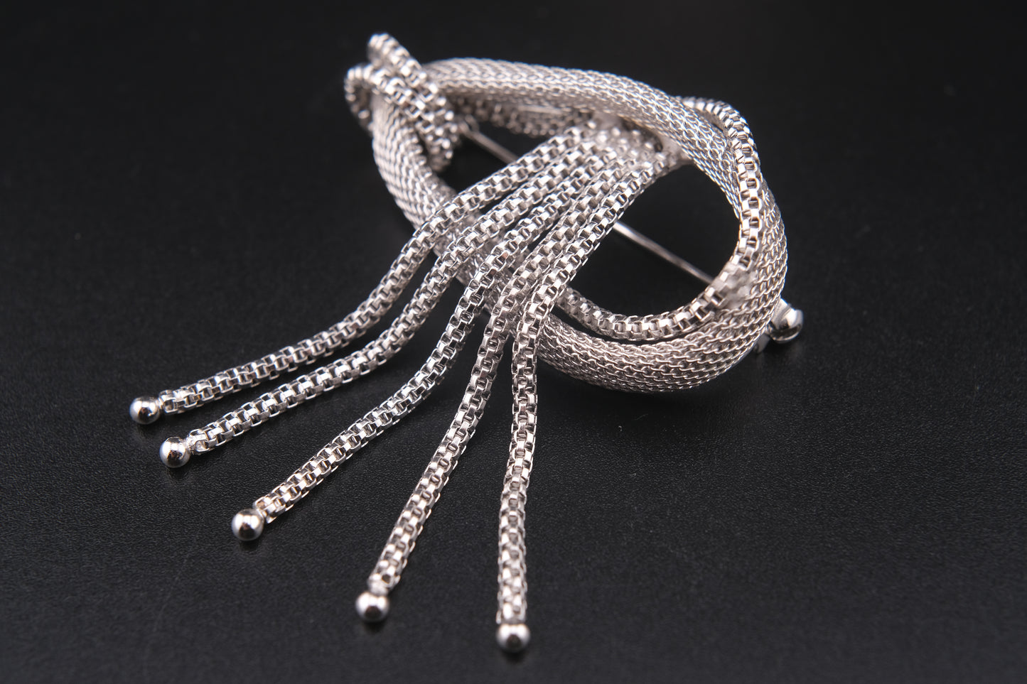 ❤️ Vintage Chanter Silver-Tone Mesh Knot Brooch with Tassels