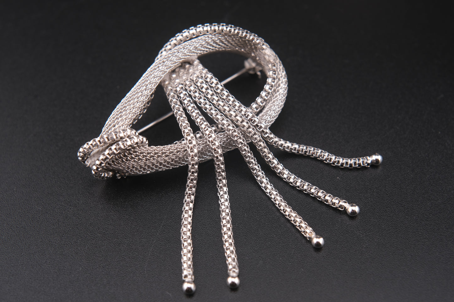 ❤️ Vintage Chanter Silver-Tone Mesh Knot Brooch with Tassels