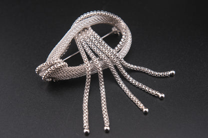 ❤️ Vintage Chanter Silver-Tone Mesh Knot Brooch with Tassels