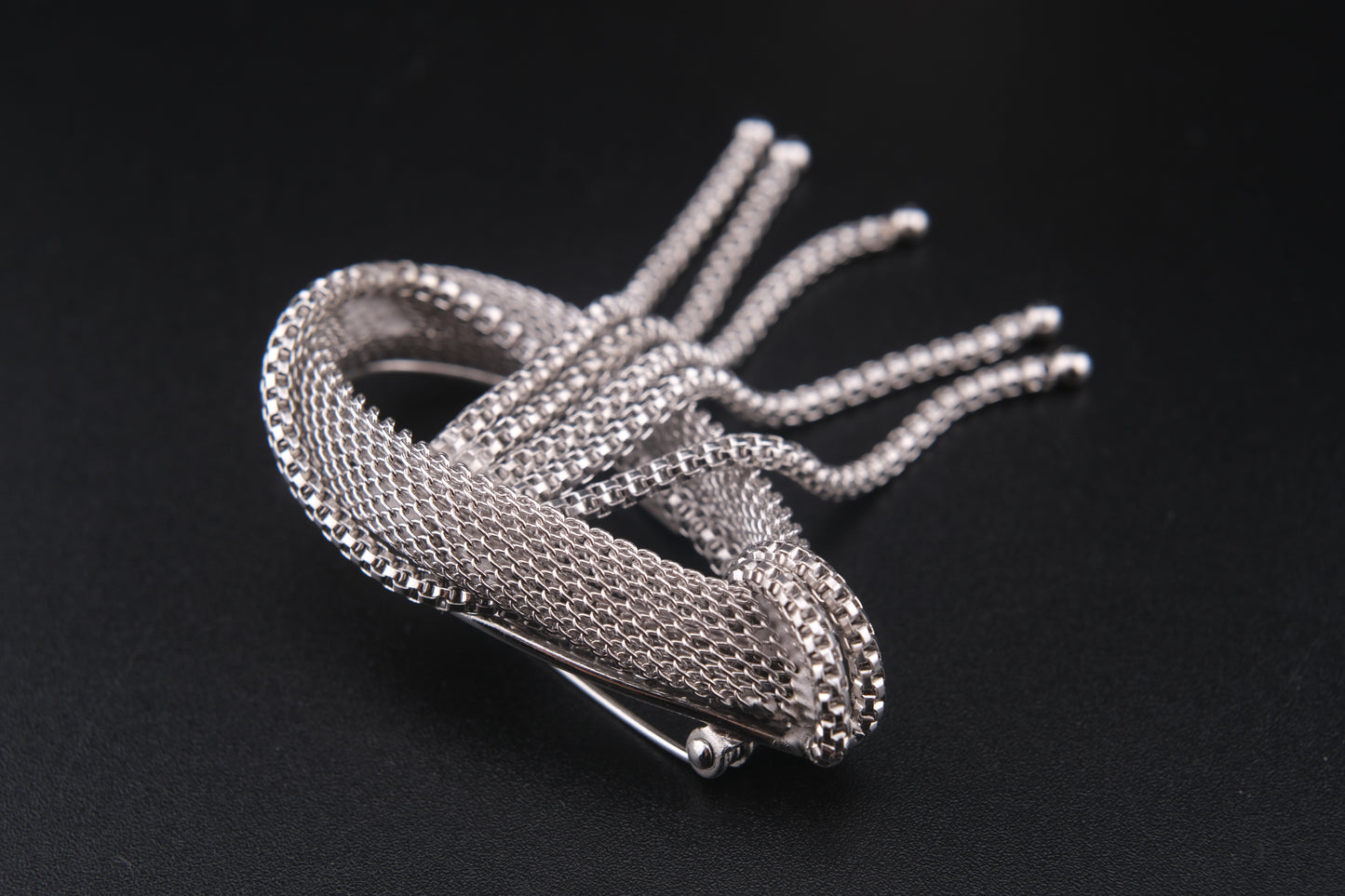❤️ Vintage Chanter Silver-Tone Mesh Knot Brooch with Tassels