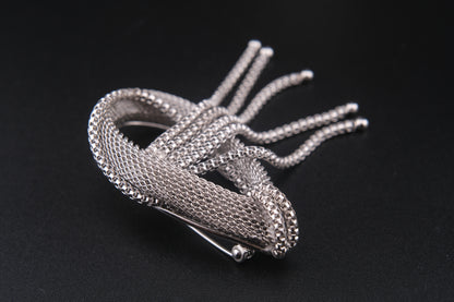 ❤️ Vintage Chanter Silver-Tone Mesh Knot Brooch with Tassels