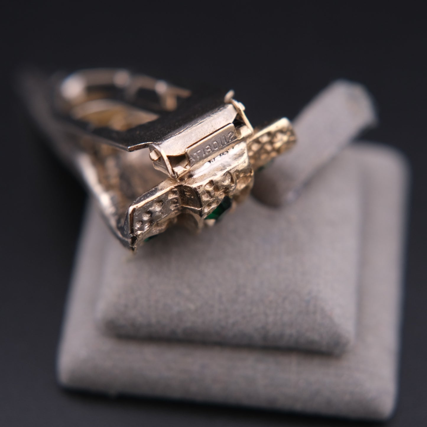 ❤️ Vintage H. Pomerantz NY Green Rhinestone Scarf Clip Silver Tone Triangular Wrap Scarf Ring 2”