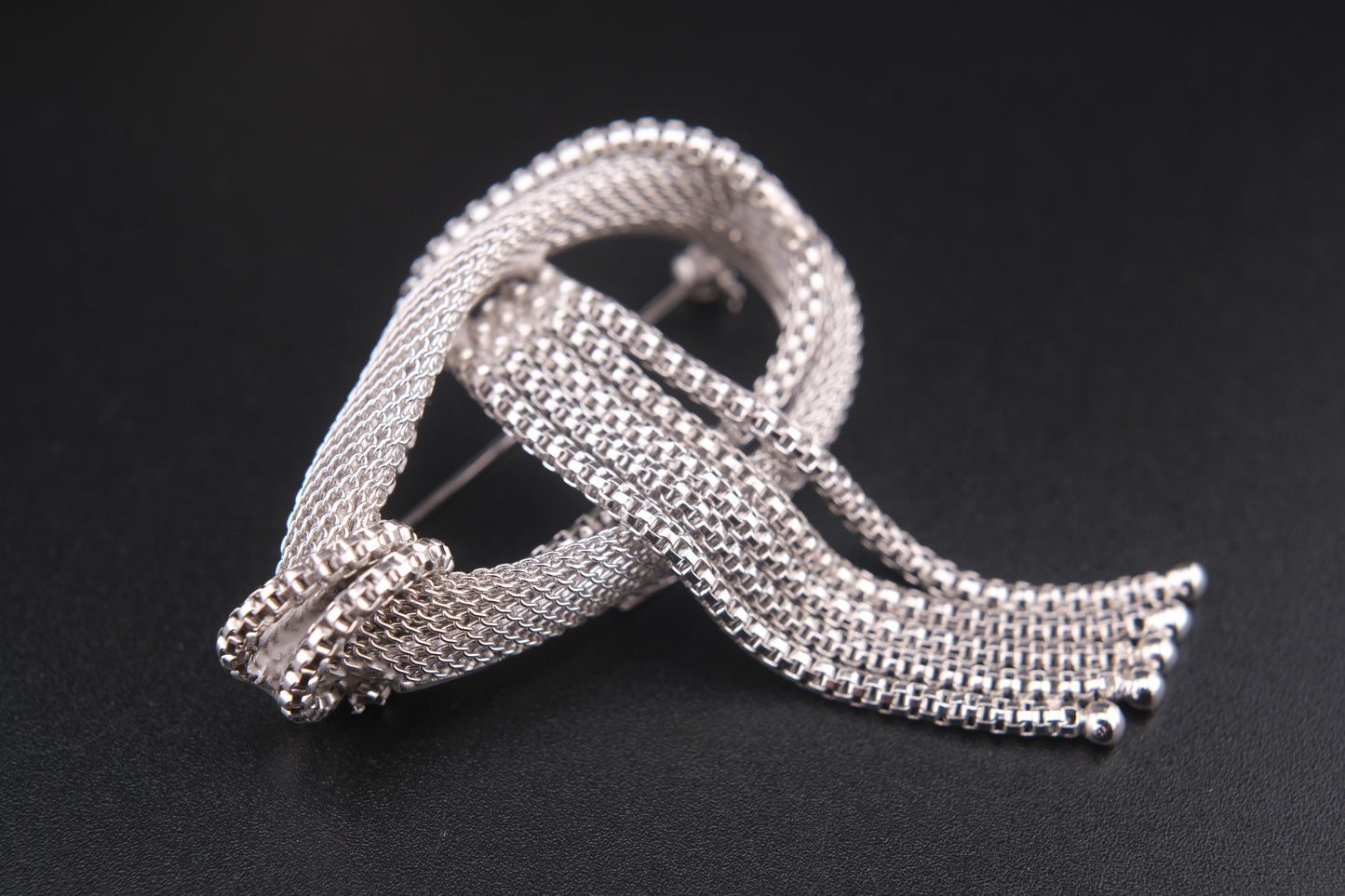 ❤️ Vintage Chanter Silver-Tone Mesh Knot Brooch with Tassels
