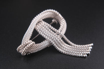 ❤️ Vintage Chanter Silver-Tone Mesh Knot Brooch with Tassels