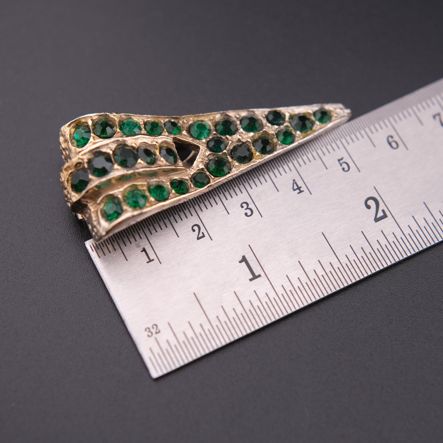 ❤️ Vintage H. Pomerantz NY Green Rhinestone Scarf Clip Silver Tone Triangular Wrap Scarf Ring 2”