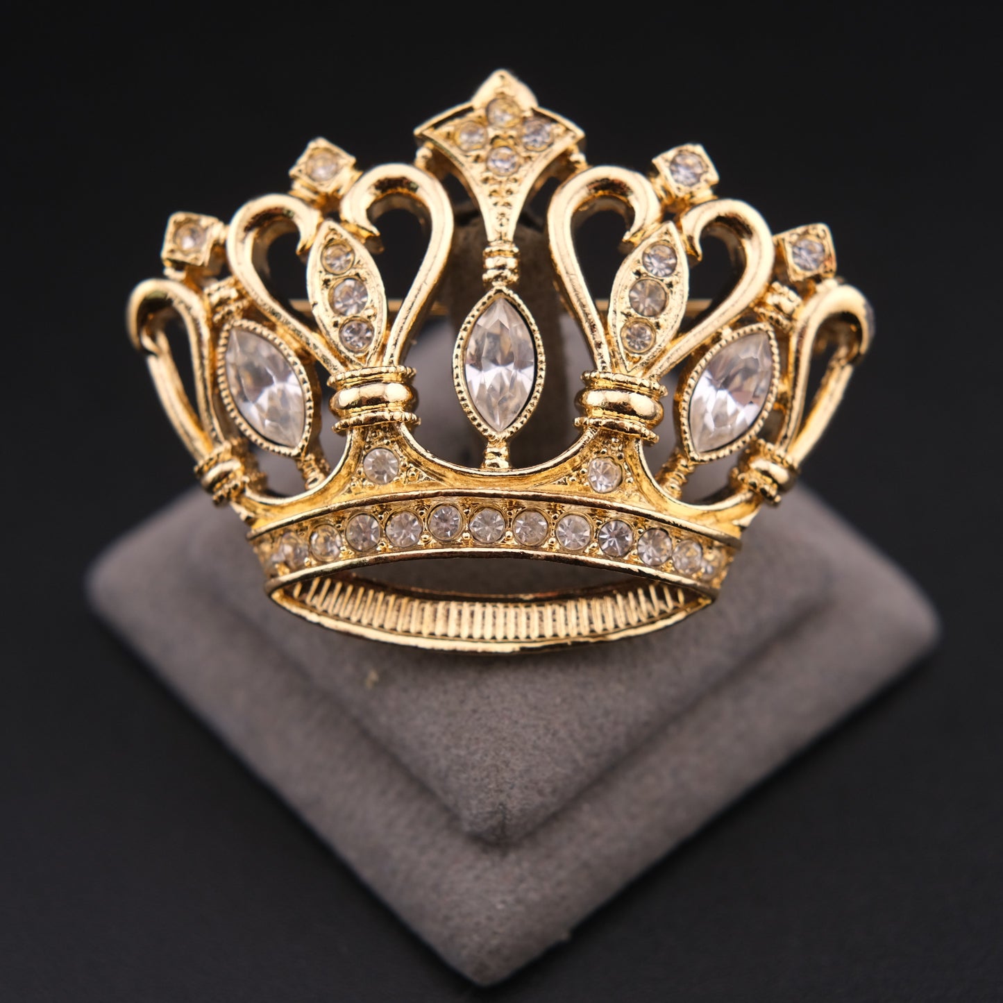 ❤️ Vintage KJL for Avon Crown Brooch Gold Tone Rhinestone Regal Statement Pin
