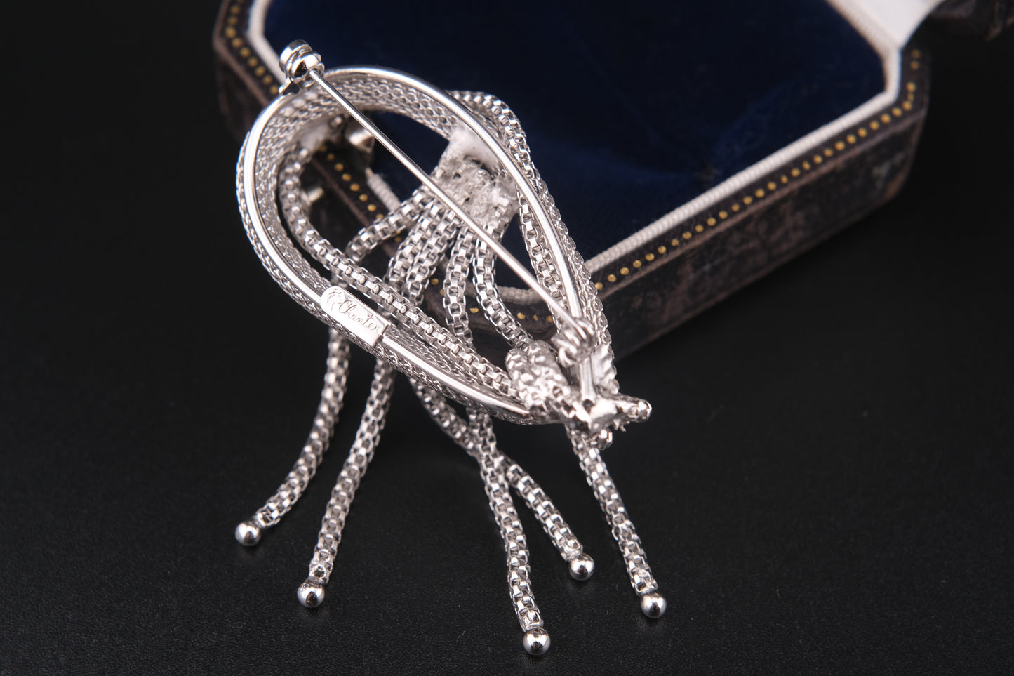❤️ Vintage Chanter Silver-Tone Mesh Knot Brooch with Tassels