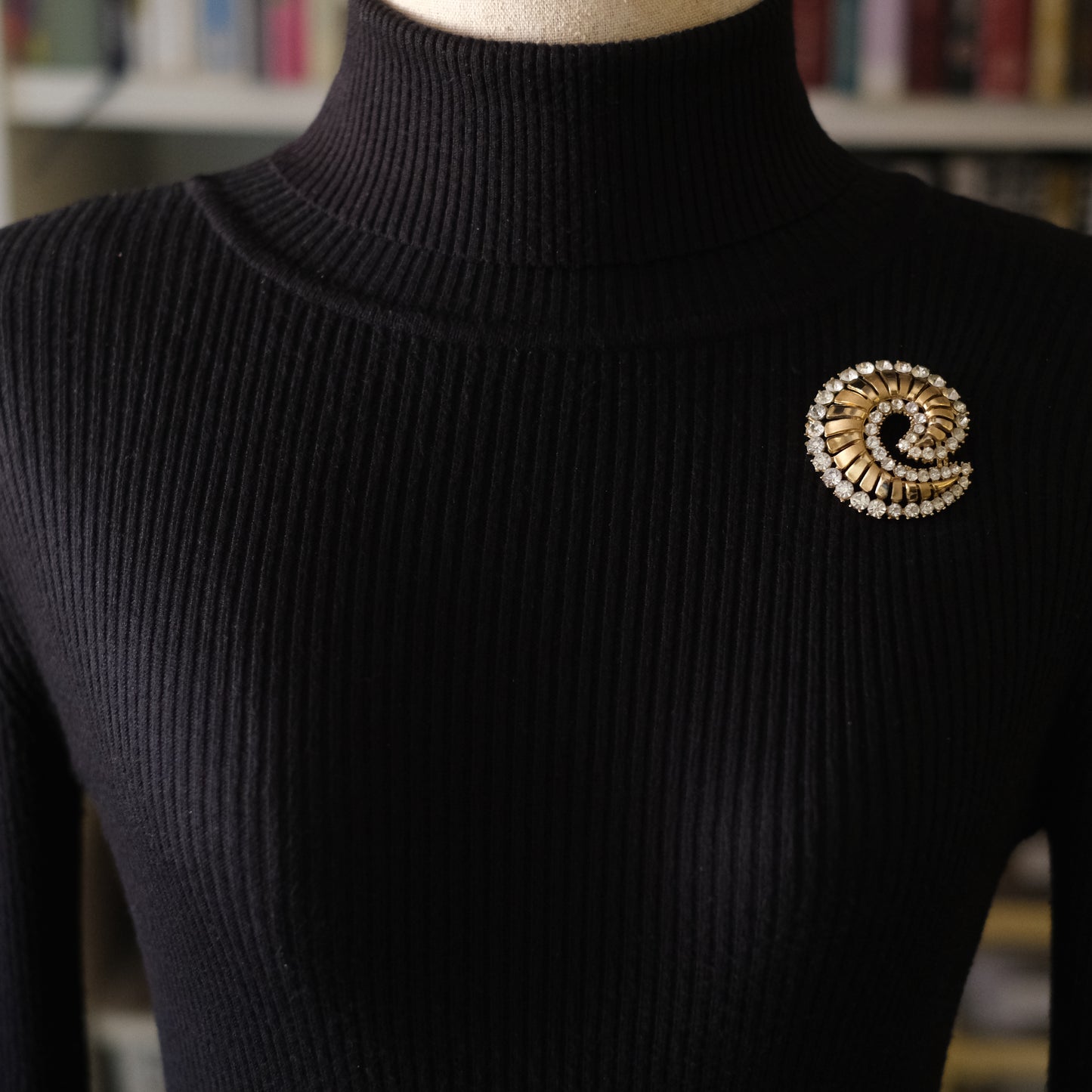 ❤️ Rare Vintage Crown Trifari Alfred Philippe Rhinestone Swirl Gold-Tone Brooch