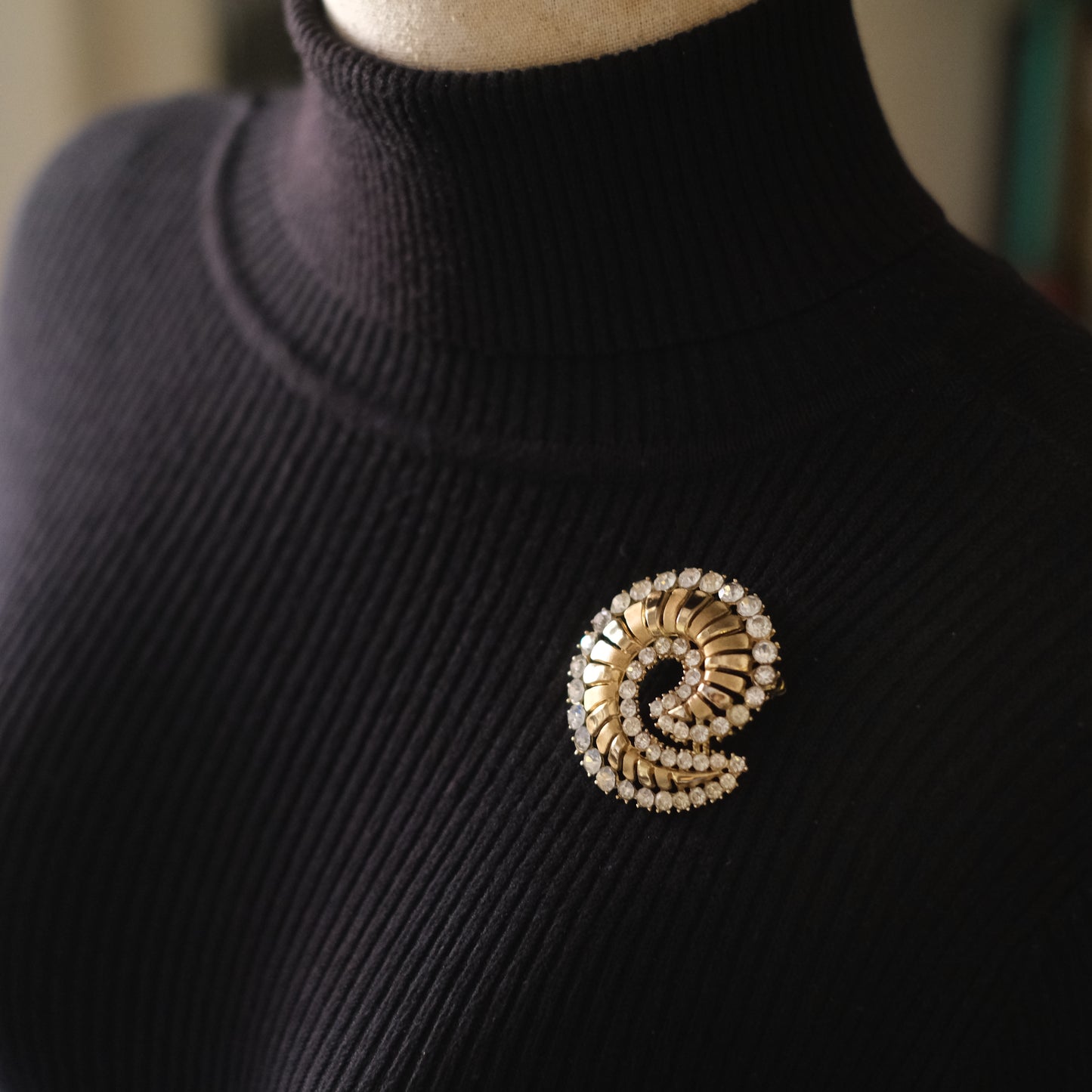❤️ Rare Vintage Crown Trifari Alfred Philippe Rhinestone Swirl Gold-Tone Brooch