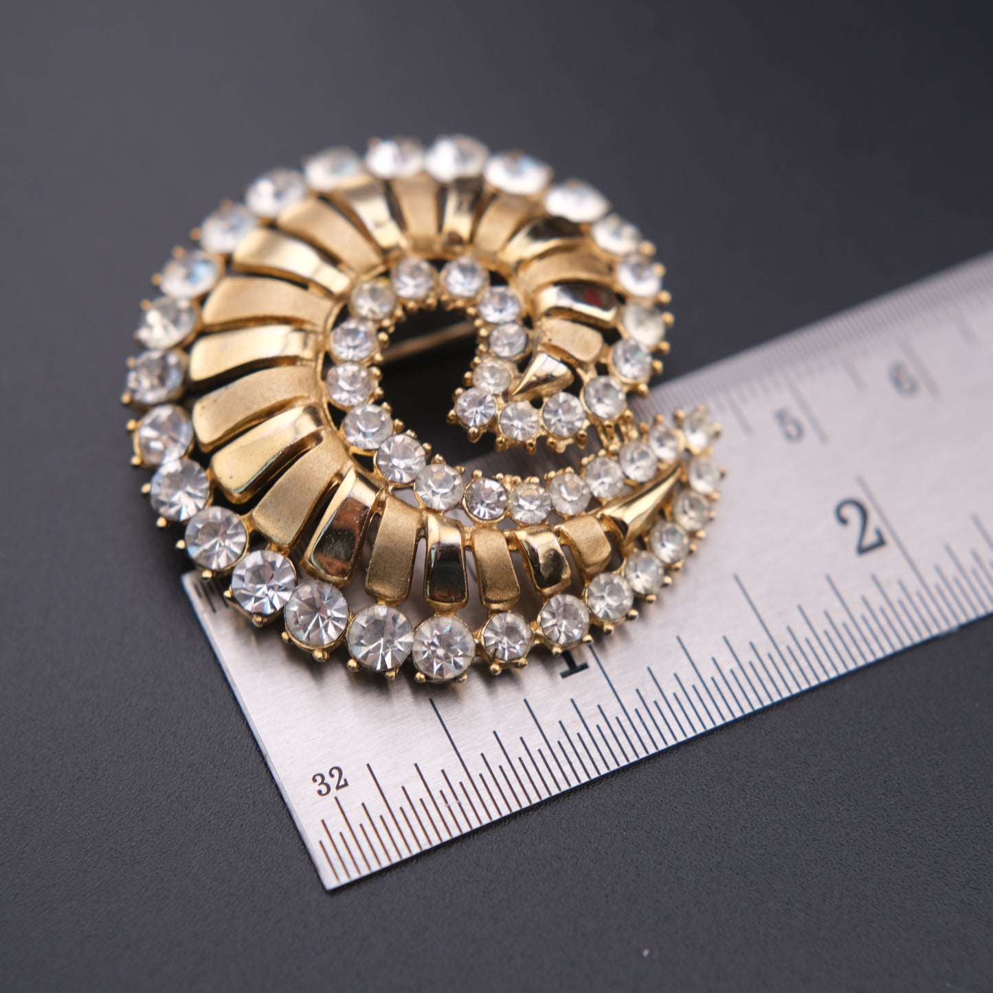 ❤️ Rare Vintage Crown Trifari Alfred Philippe Rhinestone Swirl Gold-Tone Brooch