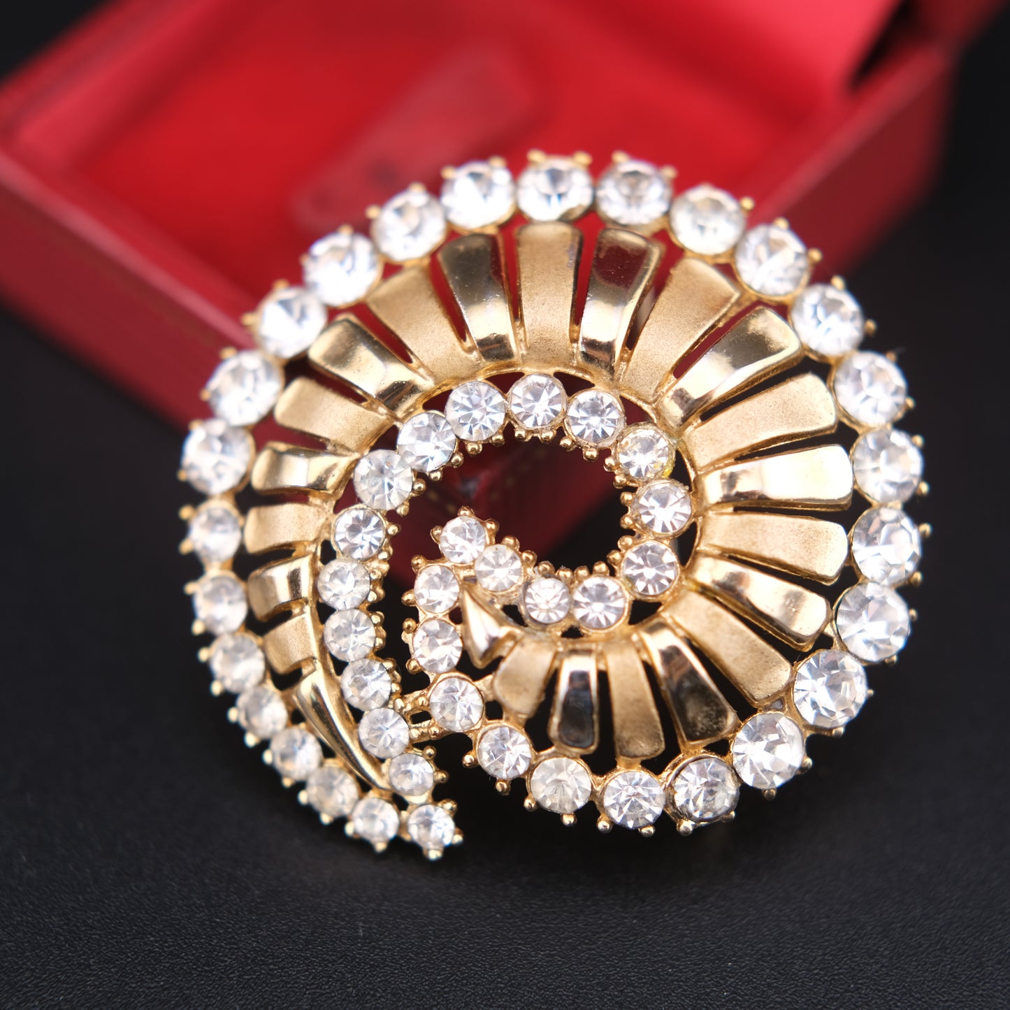 ❤️ Rare Vintage Crown Trifari Alfred Philippe Rhinestone Swirl Gold-Tone Brooch