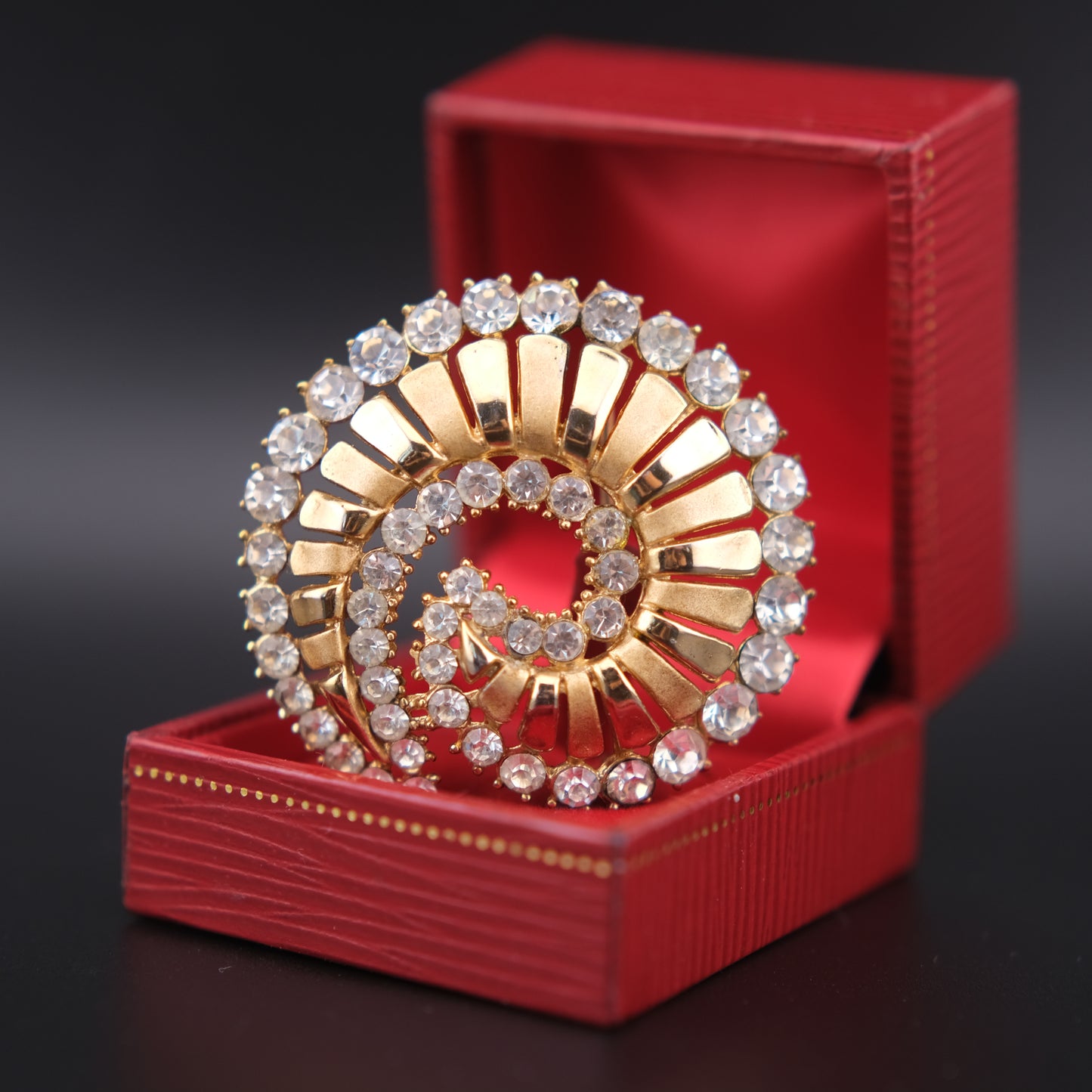 ❤️ Rare Vintage Crown Trifari Alfred Philippe Rhinestone Swirl Gold-Tone Brooch