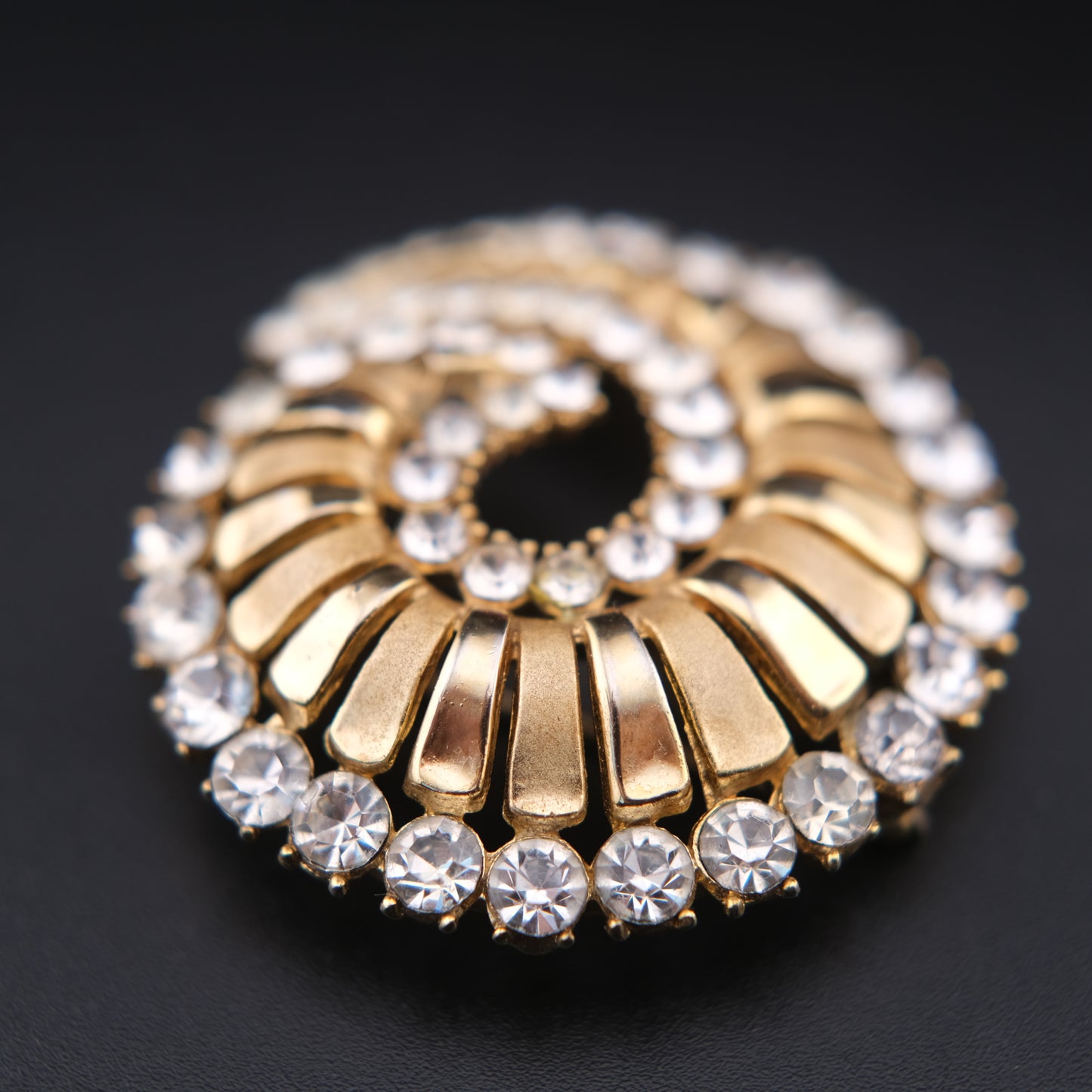 ❤️ Rare Vintage Crown Trifari Alfred Philippe Rhinestone Swirl Gold-Tone Brooch