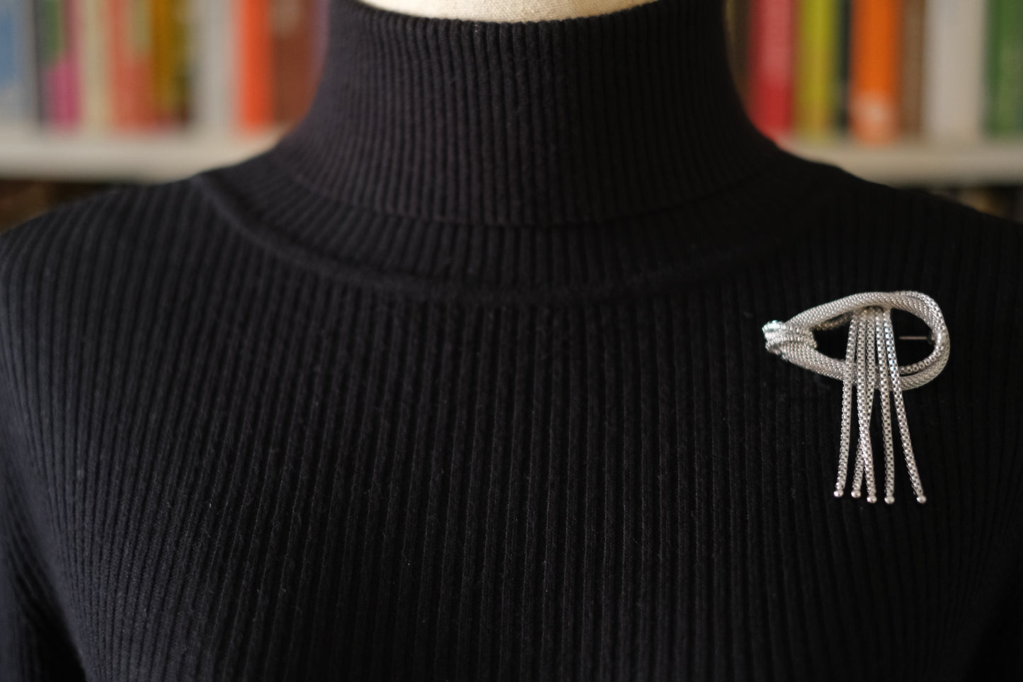 ❤️ Vintage Chanter Silver-Tone Mesh Knot Brooch with Tassels