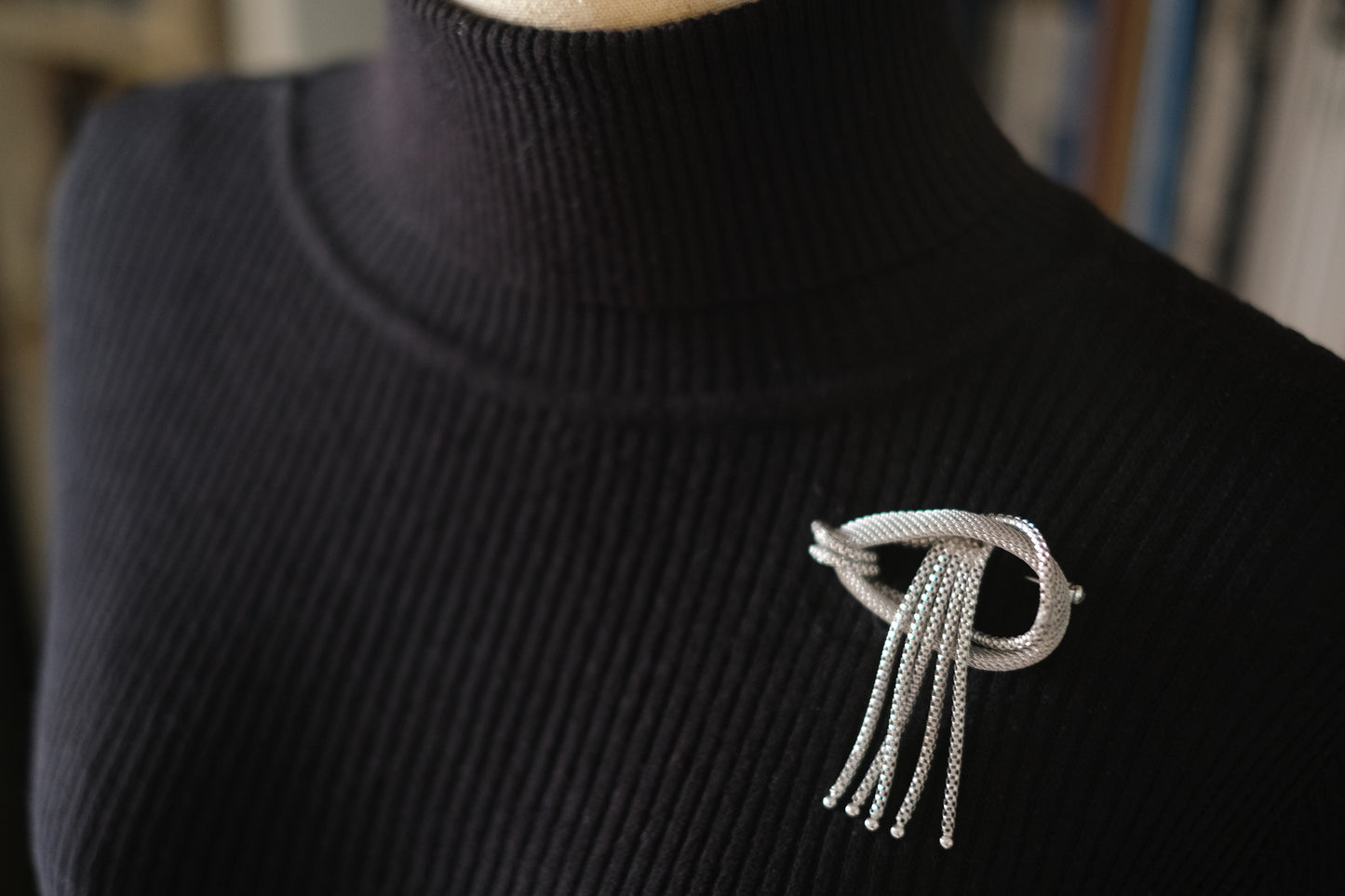 ❤️ Vintage Chanter Silver-Tone Mesh Knot Brooch with Tassels