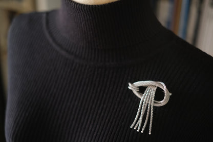 ❤️ Vintage Chanter Silver-Tone Mesh Knot Brooch with Tassels