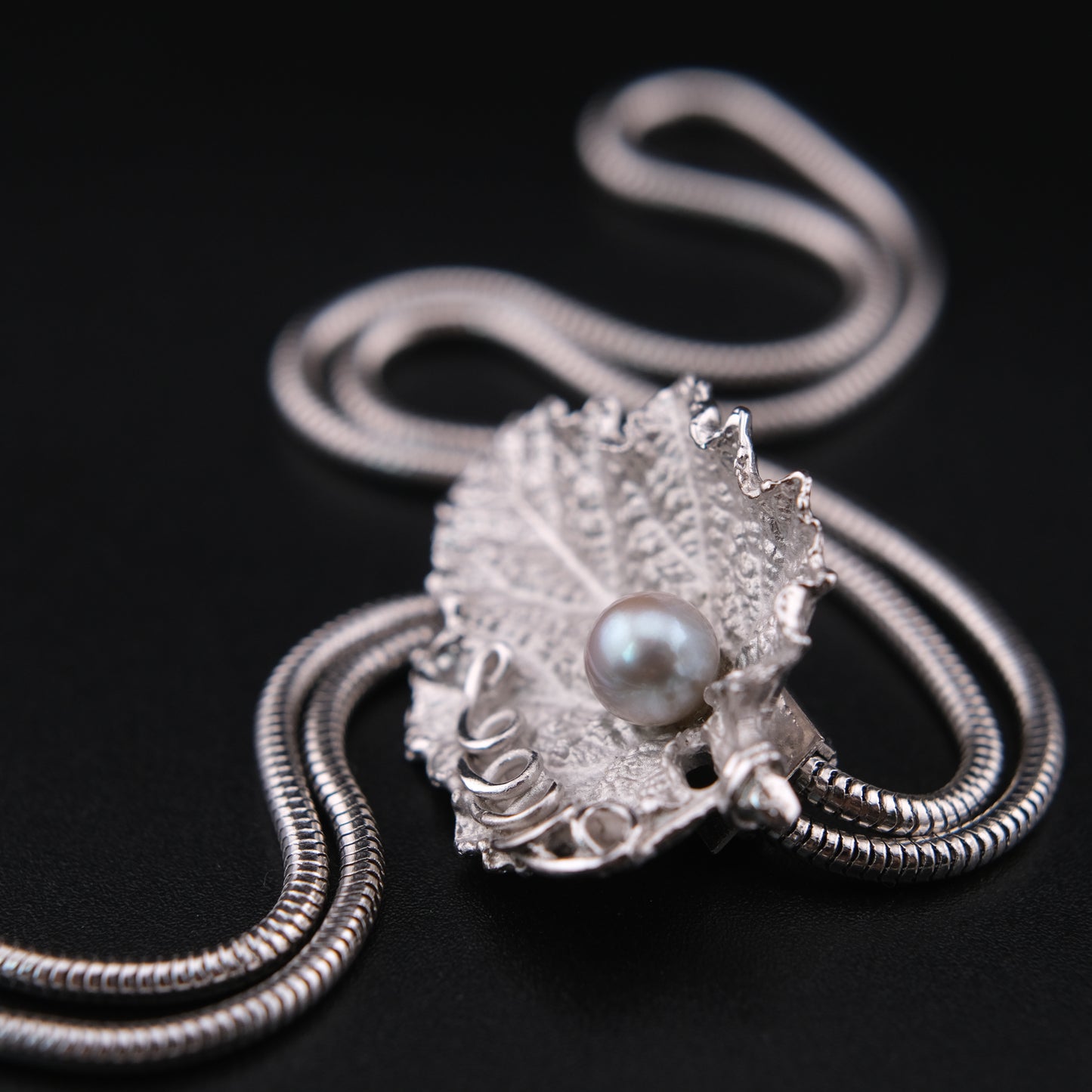 ❤️ Vintage Leaf Pearl Bolo Tie Necklace Silver Tone Adjustable 30”