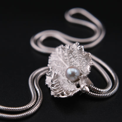 ❤️ Vintage Leaf Pearl Bolo Tie Necklace Silver Tone Adjustable 30”