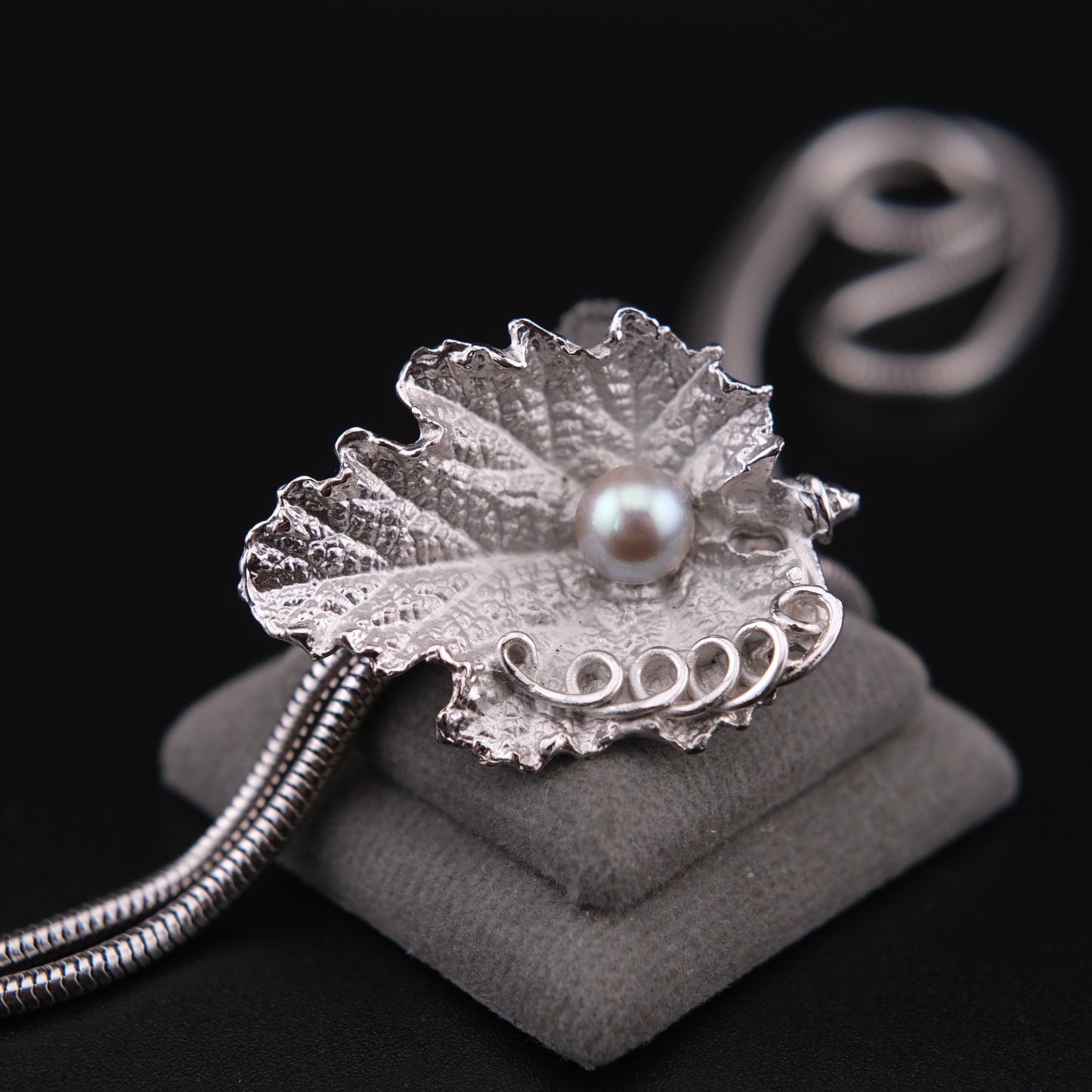 ❤️ Vintage Leaf Pearl Bolo Tie Necklace Silver Tone Adjustable 30”