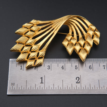 Sculptural Gold-Tone Monet Brooch – Fan Spray Textured Design