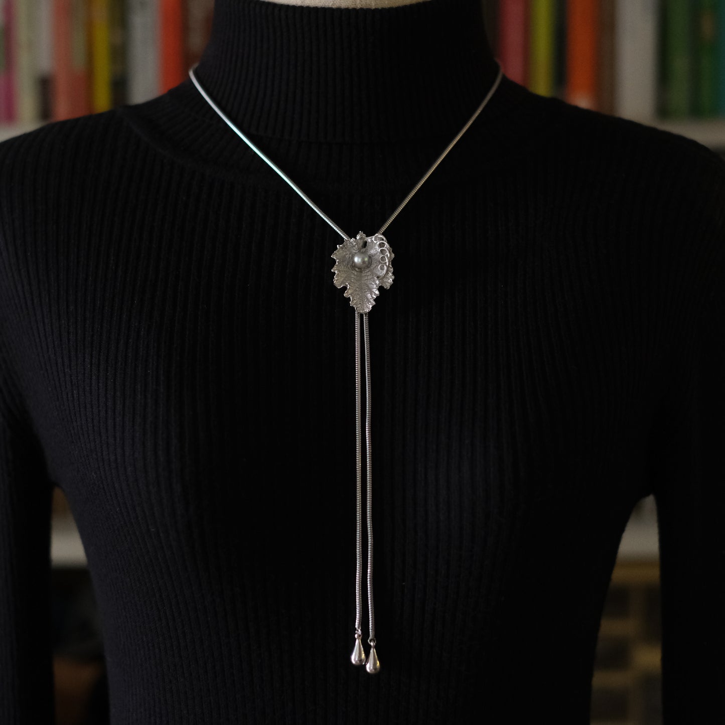 ❤️ Vintage Leaf Pearl Bolo Tie Necklace Silver Tone Adjustable 30”