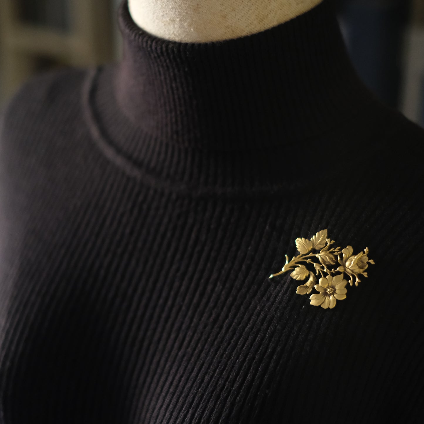 Vintage Gold-Tone Floral Brooch – Textured Flower & Leaf Design