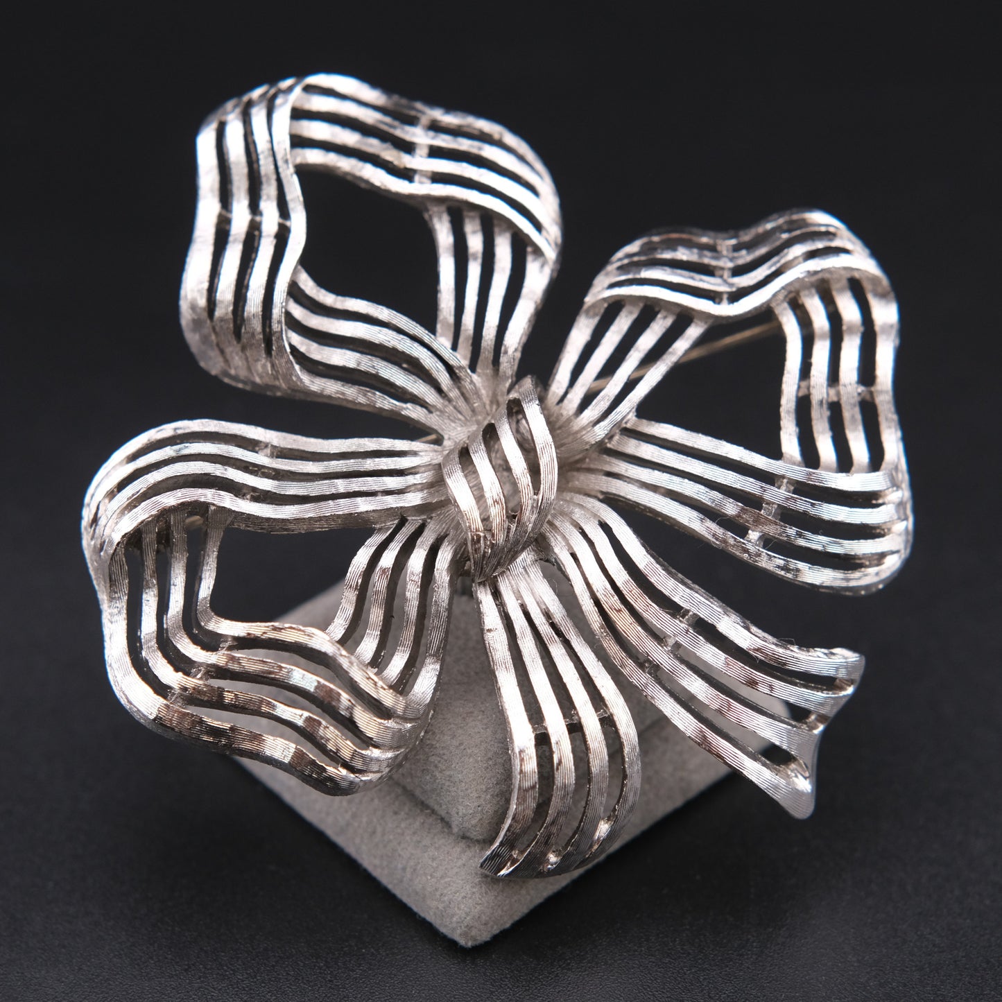 ❤️ Vintage Monet Silver Tone Openwork Ribbon Bow Brooch 3 Inch Modernist Statement Pin