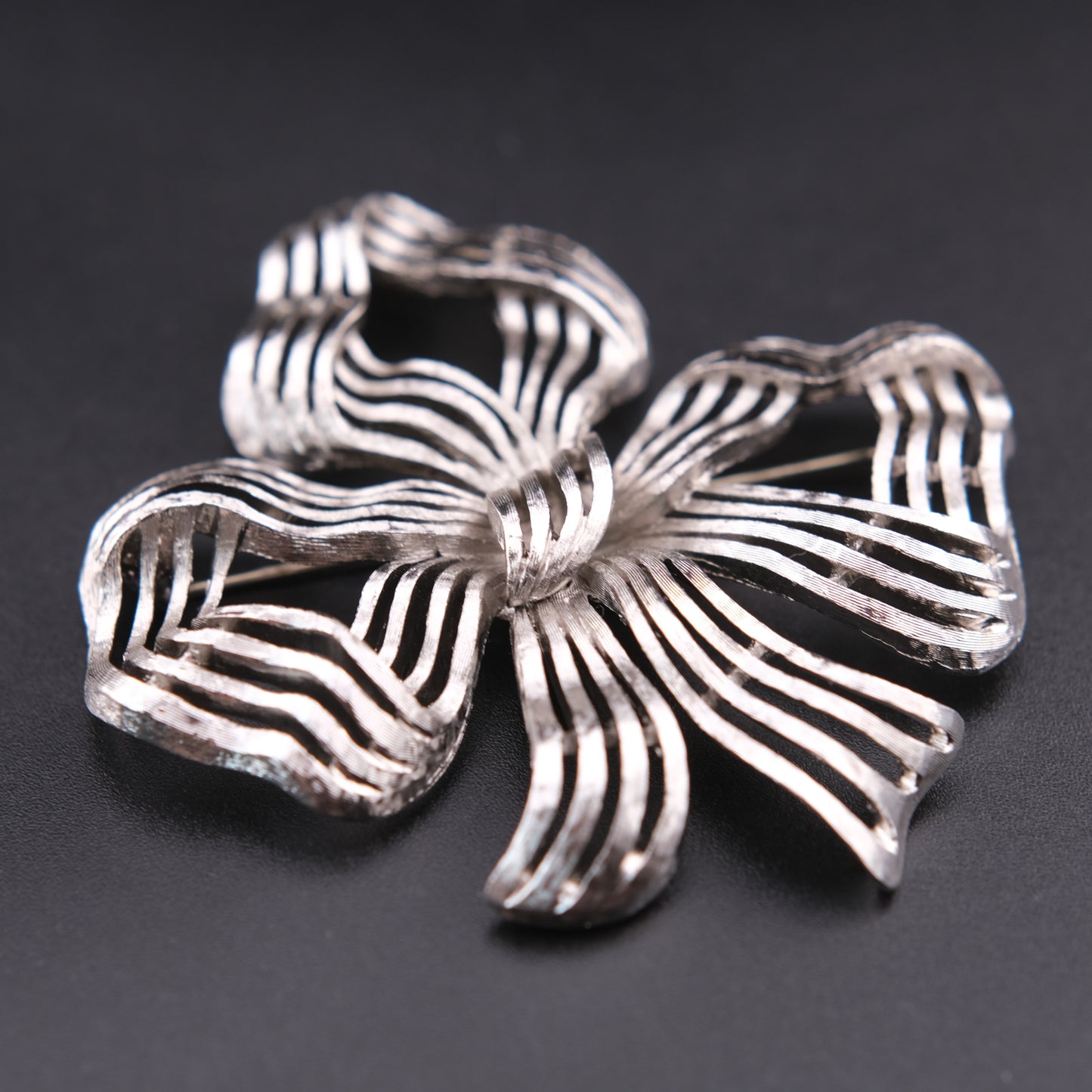 ❤️ Vintage Monet Silver Tone Openwork Ribbon Bow Brooch 3 Inch Modernist Statement Pin