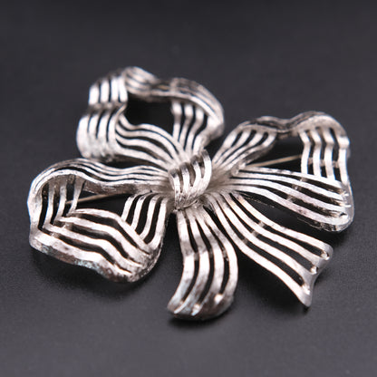 ❤️ Vintage Monet Silver Tone Openwork Ribbon Bow Brooch 3 Inch Modernist Statement Pin