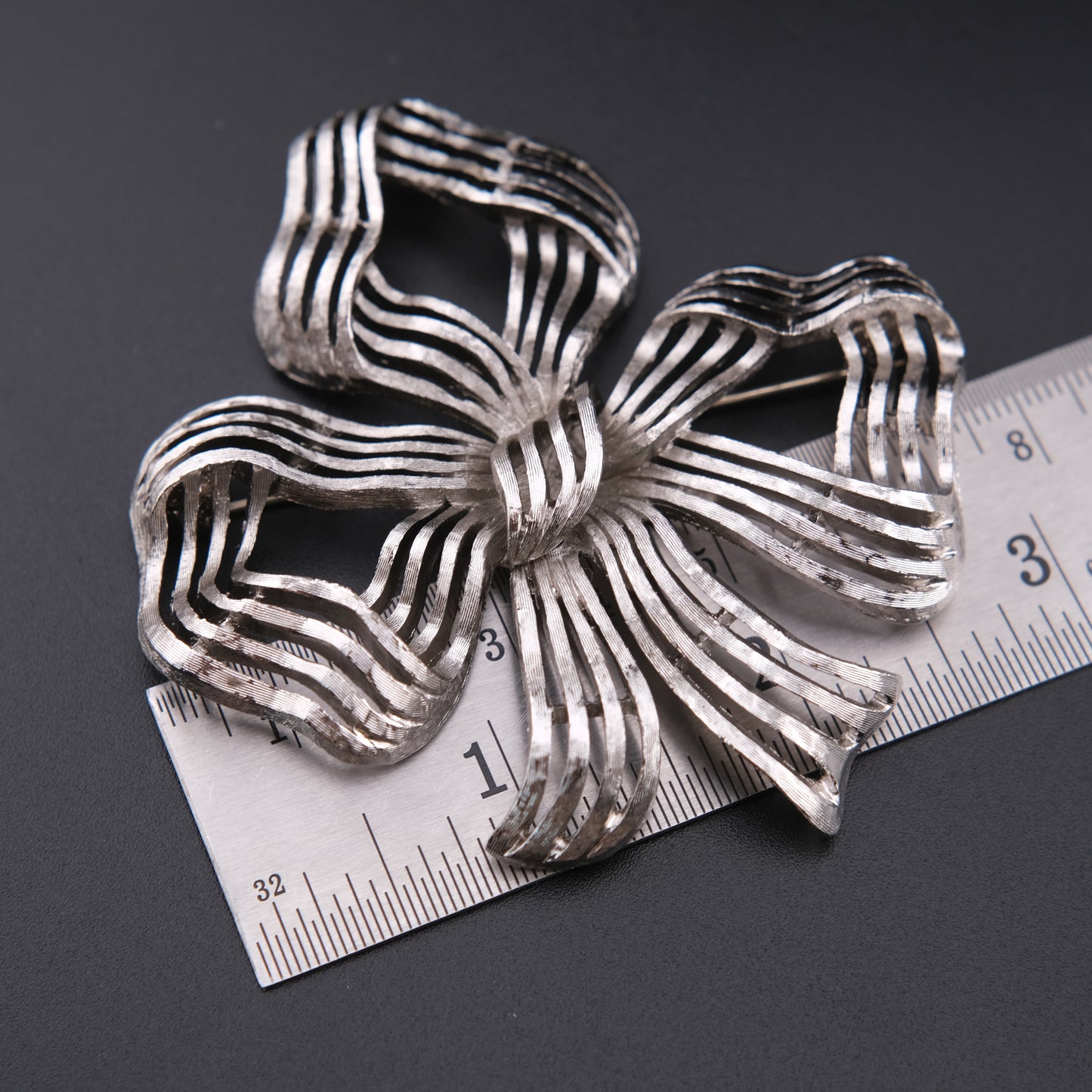 ❤️ Vintage Monet Silver Tone Openwork Ribbon Bow Brooch 3 Inch Modernist Statement Pin