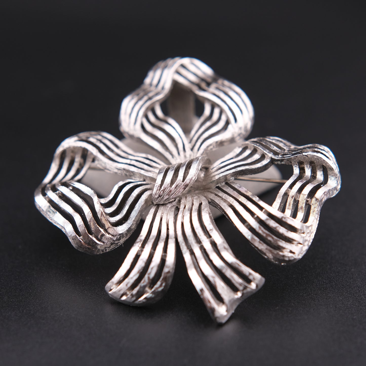❤️ Vintage Monet Silver Tone Openwork Ribbon Bow Brooch 3 Inch Modernist Statement Pin