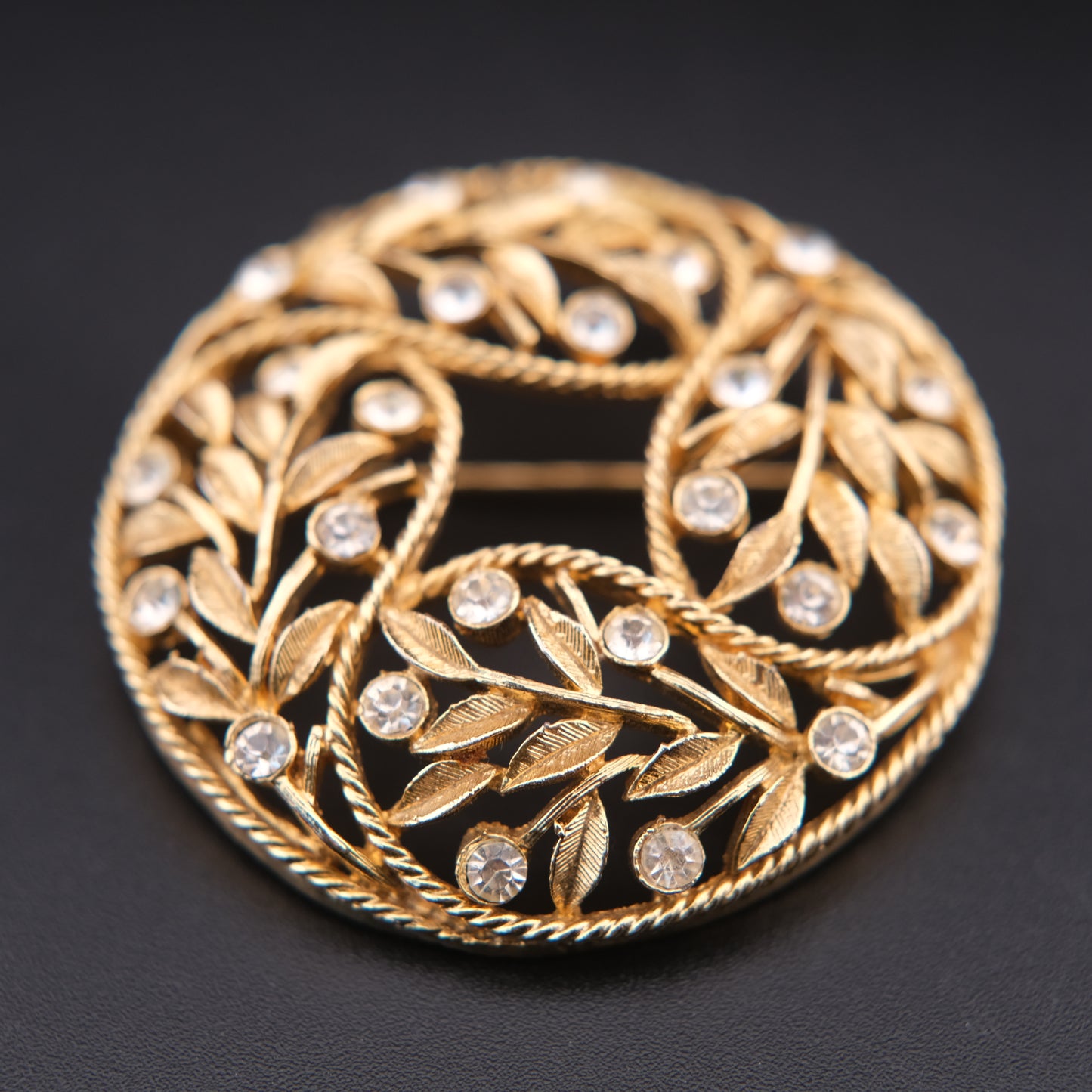❤️ Vintage Emmons Gold-Tone Laurel Wreath Rhinestone Circle Brooch