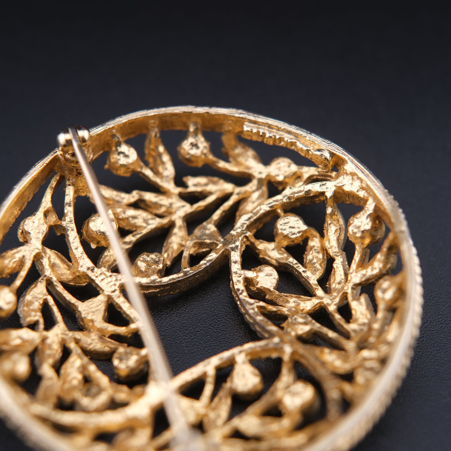 ❤️ Vintage Emmons Gold-Tone Laurel Wreath Rhinestone Circle Brooch