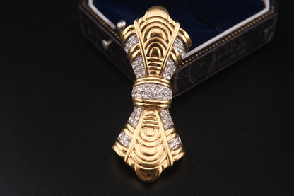 Add a touch of opulence to your ensemble with this sculptural vintage brooch by Nina Ricci.