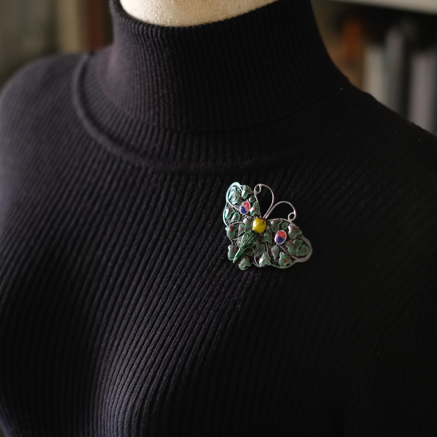 ❤️ Vintage Silver Filigree Enamel Butterfly Brooch Green Red Asian Motif 2.3”
