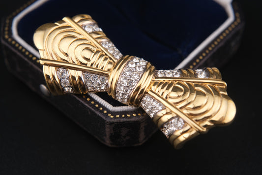 Add a touch of opulence to your ensemble with this sculptural vintage brooch by Nina Ricci.