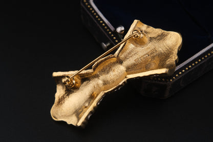 Add a touch of opulence to your ensemble with this sculptural vintage brooch by Nina Ricci.