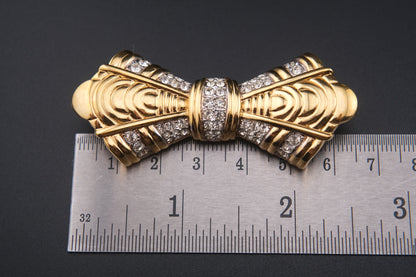 Add a touch of opulence to your ensemble with this sculptural vintage brooch by Nina Ricci.