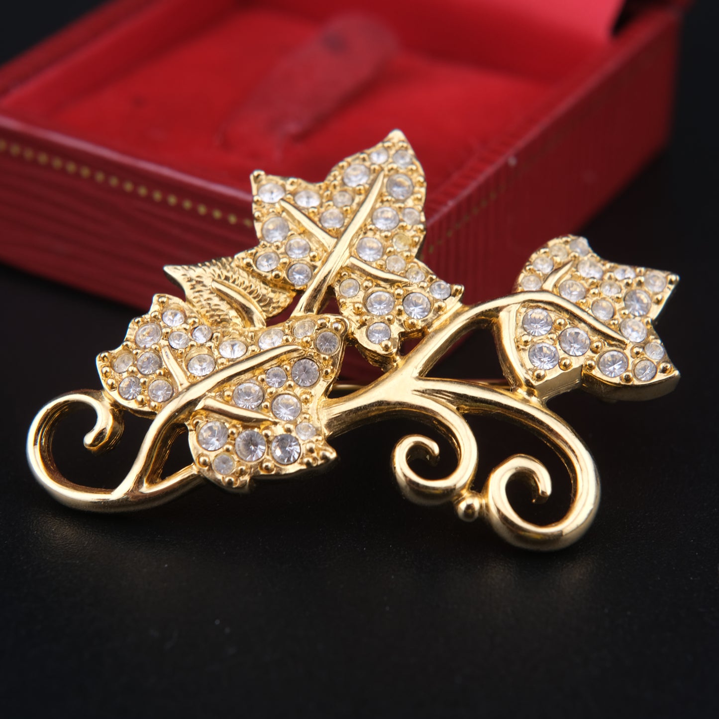 ❤️ Swarovski Ivy Leaf Brooch – Gold-Tone with Clear Crystals