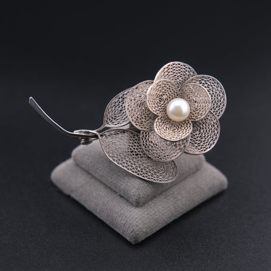 ❤️ Elegant Vintage Sterling Silver Filigree Flower Brooch with Pearl Center, Floral Leaf Design Pin