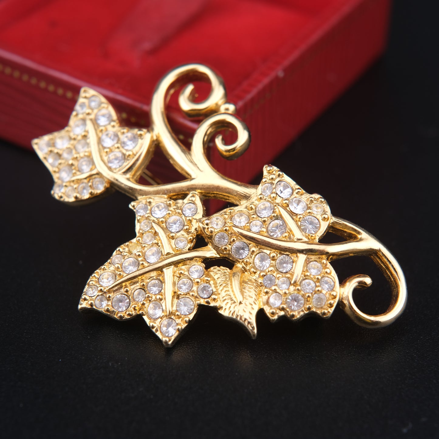 ❤️ Swarovski Ivy Leaf Brooch – Gold-Tone with Clear Crystals